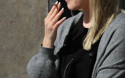 香烟休息的办公室工作者