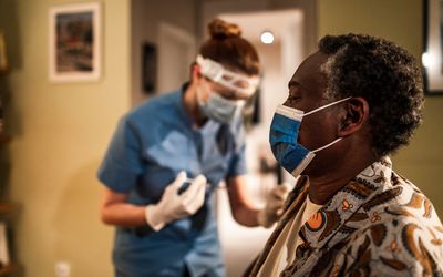 一个等着接种疫苗的黑人