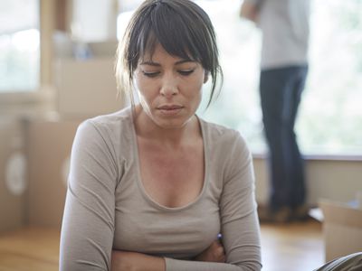 心烦意乱的女人双臂交叉