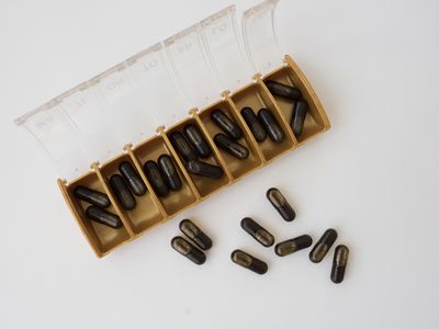 药丸组织者装满了CBD胶囊