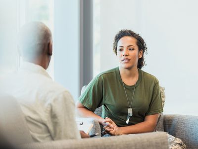 一个严重的中年女性士兵与一个男性心理健康专家谈论艰苦的情况，在海外服役。万博手机客户端