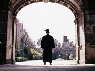 站在一个拱下的毕业生