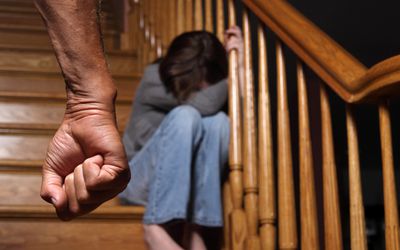 被虐待的孩子坐在楼梯上