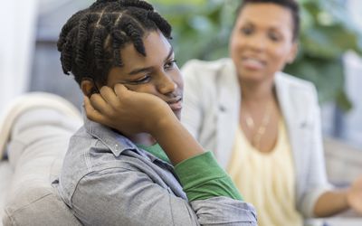 母亲跟一个喜怒无常的少年