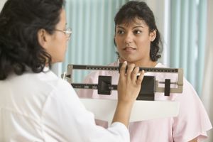 妇女由医生衡量标度