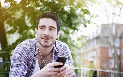 微笑外面的一个年轻人，当听到音乐时