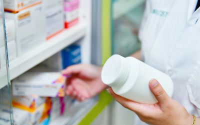 药剂师把瓶子和盒子