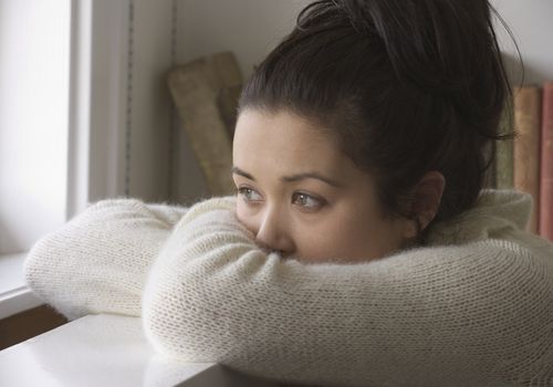 年轻的女人双臂交叉地看着我