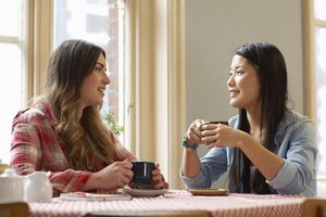 两个女人在咖啡馆里聊天。