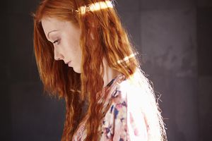 年轻女子在家，神情沉思