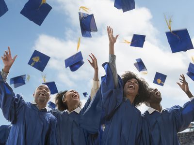 学生们在毕业典礼上扔帽子