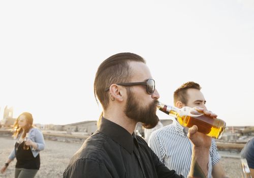 男人喝瓶啤酒