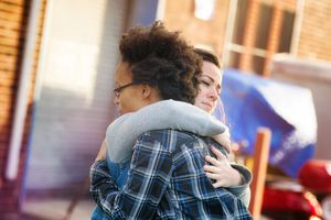 年轻女性用拥抱来原谅对方