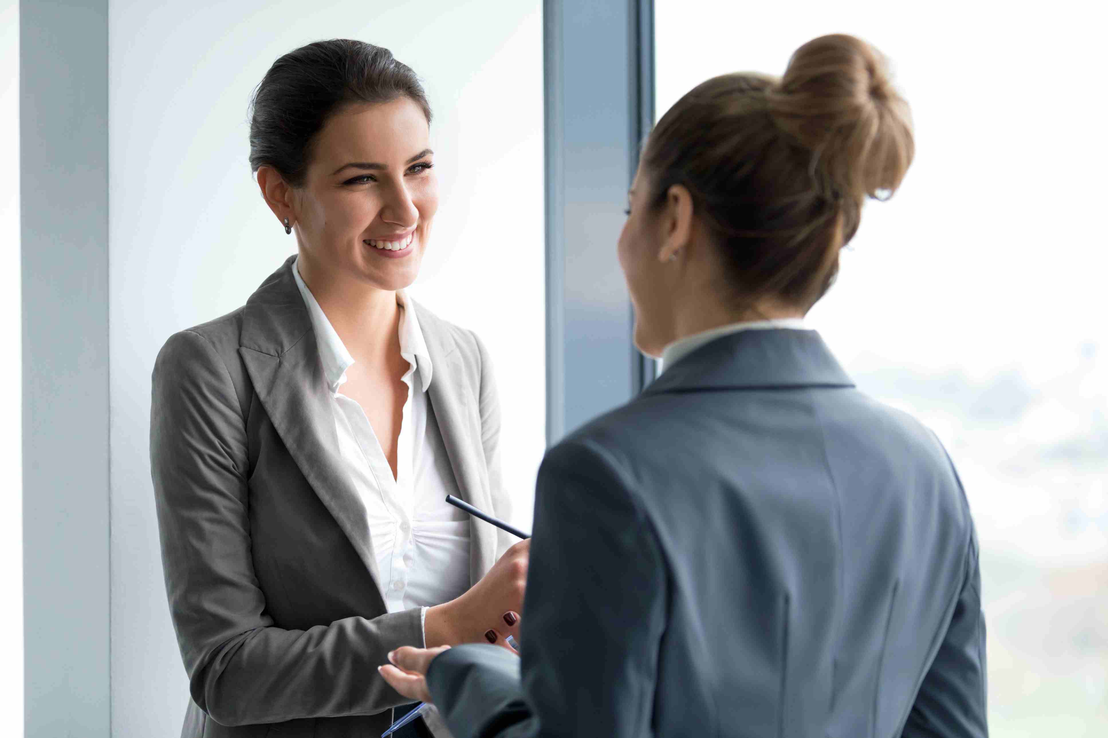 两个女企业家谈话和提醒接触