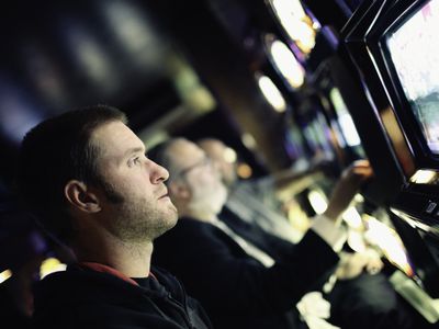 赌徒茫然地看着老虎机