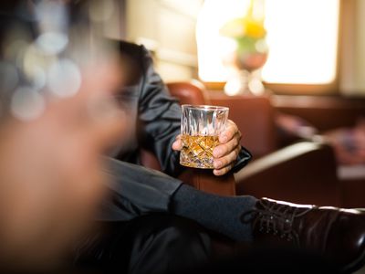 拿着威士忌酒杯的商人