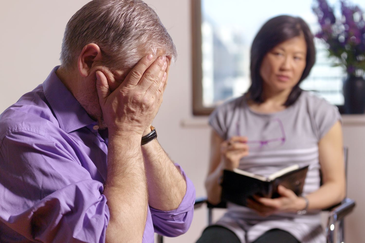 病人和他的治疗师。