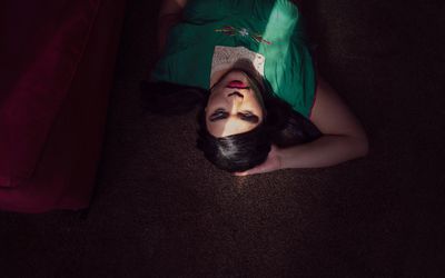 有轻的横跨她的脸的曲折的妇女