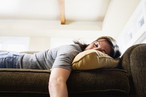 睡在沙发上的女人