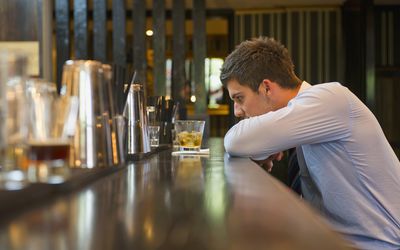 喝在酒吧的年轻人单独