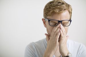 年轻男子心疼揉眼睛