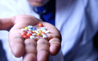 持有抗抑郁药的人