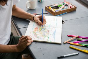 男子用彩色铅笔素描