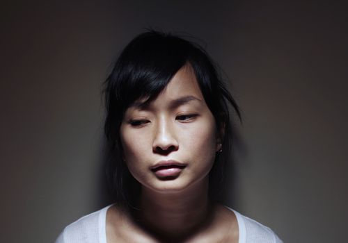 年轻的亚洲女人伤心