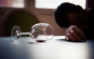 醉酒的男子陷入困境