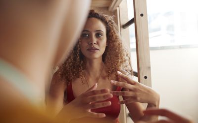 特写年轻女子坐在双层床上说话