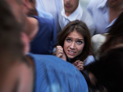 人群中受惊的女人