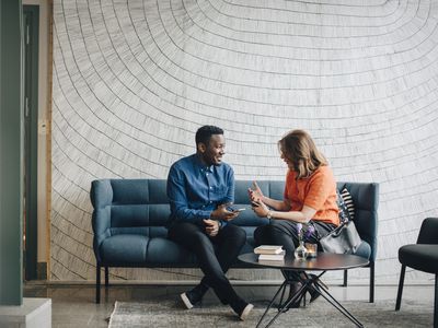 男人和女人在沙发上谈话