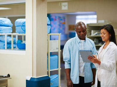 医生和病人在看药片