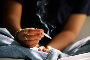 女人的手握着关节