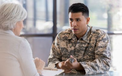 年轻人和他的心理学家谈话