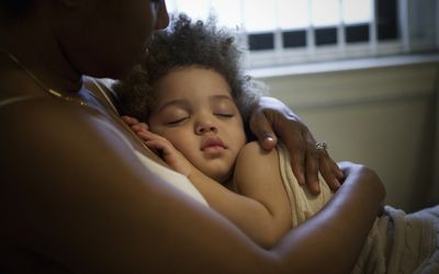 黑人母亲抱着她的儿子