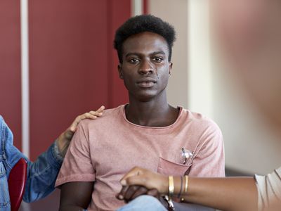 一名黑人男子在接受团体治疗时哭泣