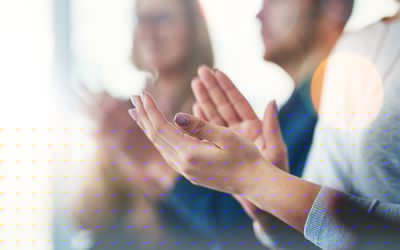 拍手的一群买卖人的播种的射击，当坐在会议时