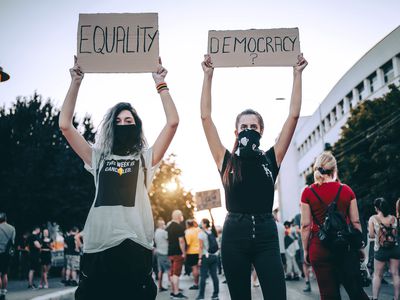 拿着标语牌的少妇抗议者