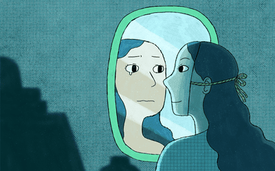 看在镜子的妇女。