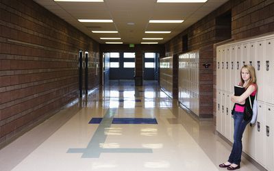 空荡荡的学校走廊里的少女