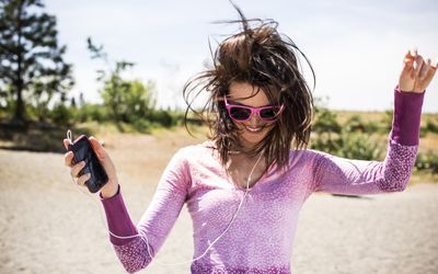 一个女人跳舞给她的ipod。