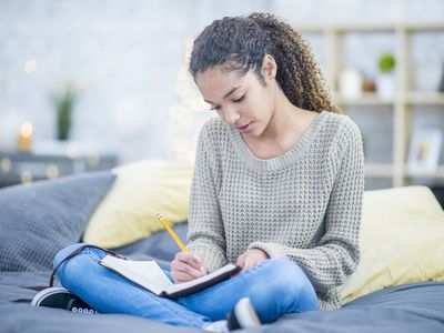 十几岁的女孩日记在她的床上