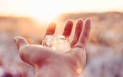 七分手人拿着冰