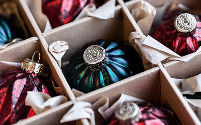 在一个特殊的储藏盒里的装饰品