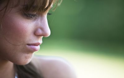 一个看起来很伤心的年轻女人