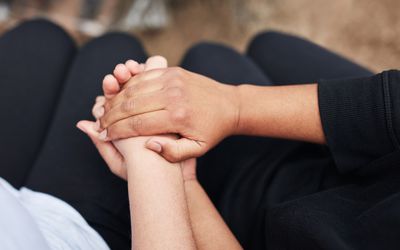 拿着彼此的两只手的图象，一个黑人，一个白色。