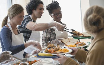 人们在自助餐线服务食物