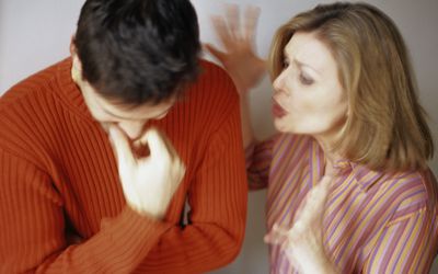 妇女谈话与看下来的人