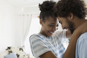 深情的情侣面对面地拥抱